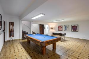 Billiards table sa Home Out Vila do Lince - 8 Ensuite, Heated Pool & Gym - Marina Vilamoura