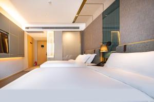 เตียงในห้องที่ Paco Hotel Guangzhou South Railway Station Panyu Changlong Branch