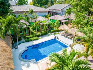 uma vista aérea de uma piscina de resort com palmeiras em Avocado Koh Samui em Bophut 