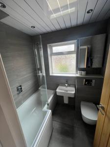 Un baño de 2 bed semi-detached house