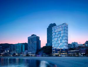 釜山にあるFairfield by Marriott Busan Songdo Beachの高層建築の街並み