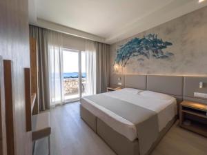 een slaapkamer met een groot bed en een groot raam bij Hotel Rex in Livorno