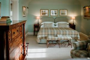 una camera con un letto, un tavolo e un divano di Links House at Royal Dornoch a Dornoch