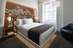 ein Hotelzimmer mit einem Bett und einem Stuhl in der Unterkunft Hotel Washington in Washington