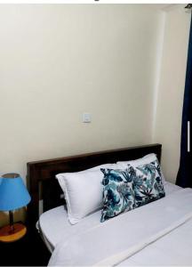 Giường trong phòng chung tại Rubi Apartment