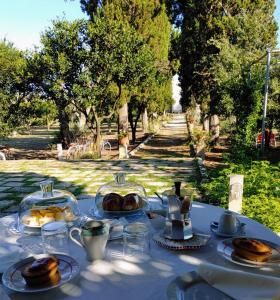 une table avec des assiettes de nourriture au-dessus dans l'établissement Agriturismo Villa Coluccia, à Martano