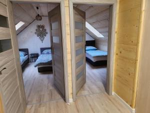 een kamer met 2 bedden en 2 stapelbedden bij Domek rodzinny in Piekielnik