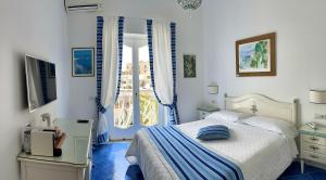 Hotel Villa Delle Palme in Positano房間的床