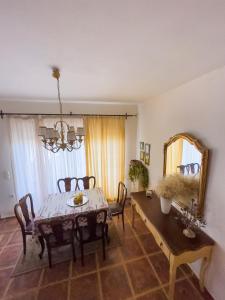 Prostor za sedenje u objektu The Early Bird - Cosy 2-Floor House with Garden