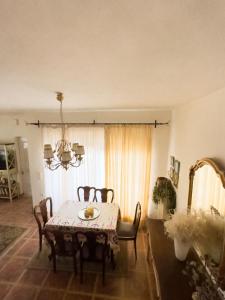 Prostor za sedenje u objektu The Early Bird - Cosy 2-Floor House with Garden