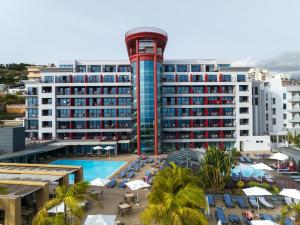 um hotel com piscina em frente a um edifício em The Views Monumental no Funchal