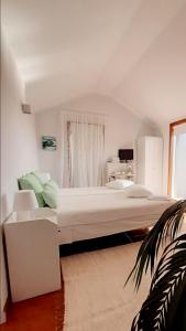 Cama ou camas em um quarto em SUN & SAND GUESTHOUSE