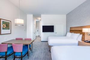 TV i/ili multimedijalni sistem u objektu TownePlace Suites by Marriott Chicago Waukegan Gurnee