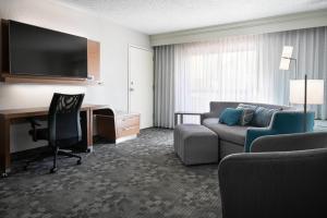 Телевизор и/или развлекательный центр в Courtyard by Marriott Las Vegas Convention Center