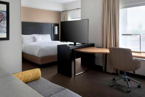 Cama ou camas em um quarto em Residence Inn by Marriott Lancaster