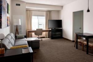 Uma TV ou centro de entretenimento em Residence Inn by Marriott Lancaster