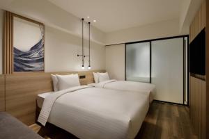 Fairfield by Marriott Osaka Namba في أوساكا: غرفه فندقيه سريرين وتلفزيون