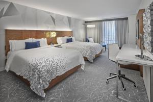 Ліжко або ліжка в номері Renaissance Edmonton Airport Hotel