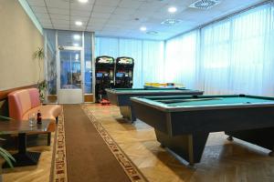 una sala de billar con 2 mesas de billar y 2 juegos recreativos en Hotel Szieszta, en Sopron