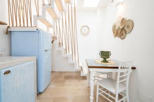 Una cocina o kitchenette en Apulia Charming Suites - Casa Lonfo Suite Sole