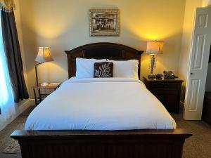 A bed or beds in a room at Historic Branson Hotel - Heritage Room with Queen Bed - Downtown - FREE TICKETS INCLUDED