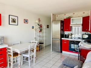 Una cocina o kitchenette en La mer qu’on voit danser….