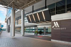 um grande edifício com uma placa de Marriott em Toronto Marriott City Centre Hotel em Toronto