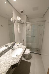 Bathroom sa Allia Gran Pampulha Suites