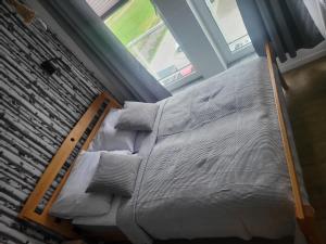 ein Schlafzimmer mit einem Bett vor einer Ziegelwand in der Unterkunft Apartament MAJA (przy Aquaparku w Redzie) in Rumia