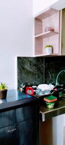 un bancone della cucina con piano di lavoro nero di Khalisee Homes Studio Apartment 2 a Voi