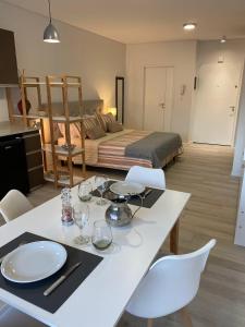 Habitación con mesa con sillas y cama en MAO Buenos Aires - Apt. en Recoleta, en Buenos Aires