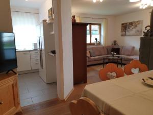 Televizors / izklaižu centrs naktsmītnē Evelyn – Haus Karwendel, Ferienwohnung