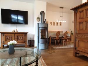 Televizors / izklaižu centrs naktsmītnē Evelyn – Haus Karwendel, Ferienwohnung