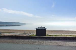 a small shack sitting on the side of a beach at Hotel Østersø in Aabenraa