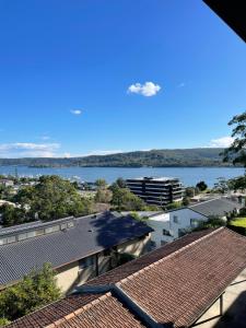 einen Blick auf das Wasser von den Dächern der Gebäude in der Unterkunft Gosfords Best Location with Views in Gosford