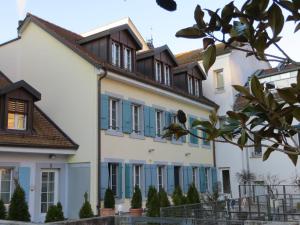 ein Gebäude mit blauen Fensterläden darauf in der Unterkunft Hôtel du Port in Lausanne