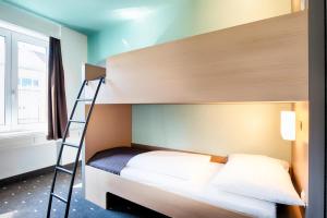 Un pat sau paturi într-o cameră la B&B Hotel Graz-Hbf