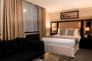 A bed or beds in a room at County Hotel & County Aparthotel Newcastle