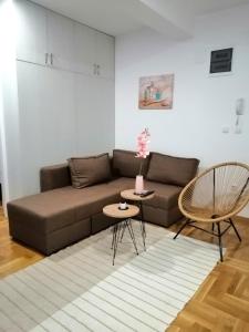 MB apartman tesisinde bir oturma alanı