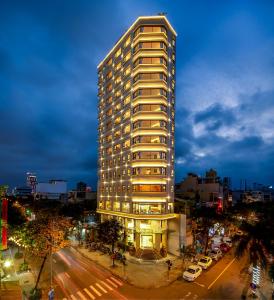 un edificio alto en una calle de la ciudad por la noche en Val Soleil Hotel, en Da Nang