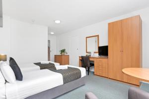 Uma TV ou centro de entretenimento em Peninsula Nelson Bay Motel and Serviced Apartments