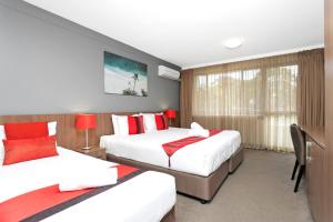 Cama ou camas em um quarto em Peninsula Nelson Bay Motel and Serviced Apartments