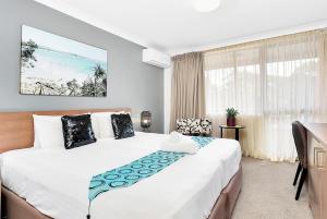 Cama ou camas em um quarto em Peninsula Nelson Bay Motel and Serviced Apartments