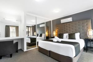 Cama ou camas em um quarto em Peninsula Nelson Bay Motel and Serviced Apartments