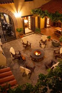 カファヤテにあるVilla Vicuña Cafayate Boutique Hotelの中庭(ファイヤーピット、椅子、ギター付)