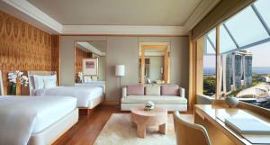 Tempat tidur dalam kamar di The Ritz-Carlton, Millenia Singapore