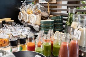 - un buffet avec de nombreux types de boissons dans des bocaux en verre dans l'établissement Petit Palace Arturo Soria Alcalá, à Madrid