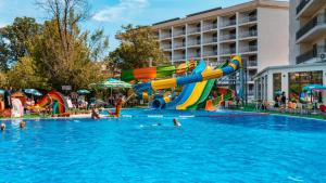 personas en una piscina con tobogán de agua en Prestige Hotel and Aquapark - All inclusive, en Golden Sands