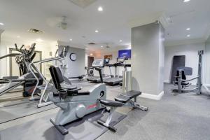 Fitnesscenter och/eller fitnessfaciliteter på Fantastic 1 Bedroom Condo At Ballston With Gym