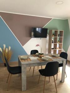 a dining room with a table with chairs and a table at BEL APPARTEMENT ROSES PLAGE in Roses